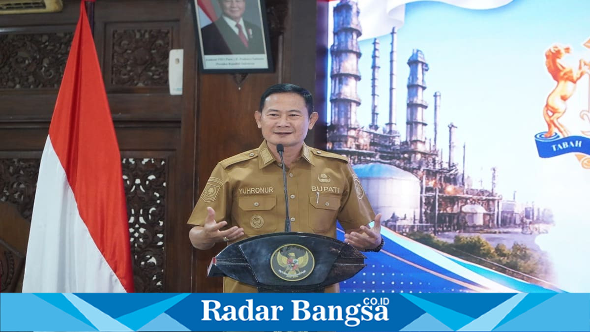 Bupati Lamongan Yuhronur Efendi menyampaikan sambutan pada pelantikan Aang Junaedy sebagai Ketua KADIN Lamongan masa bakti 2026–2031 di Pendopo Lokatantra, Senin (27/7). (Foto Dok Ho/RadarBangsa.co.id)