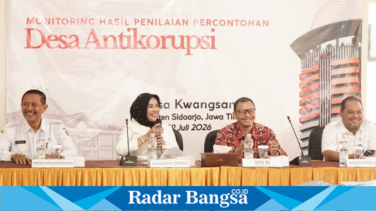 Wakil Bupati Sidoarjo Hj. Mimik Idayana bersama tim KPK RI saat monitoring Desa Kwangsan sebagai calon Desa Anti Korupsi tingkat nasional, Rabu (29/7/2026). (Foto Dok Ho/RadarBangsa.co.id)