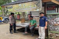 Kanit Binmas Polsek Laren Aiptu Saffan Saffa saat memberikan sosialisasi kamtibmas dan imbauan waspada penipuan online kepada warga Desa Laren, Jumat (24/7/2026). (Foto Dok Ho/RadarBangsa.co.id)