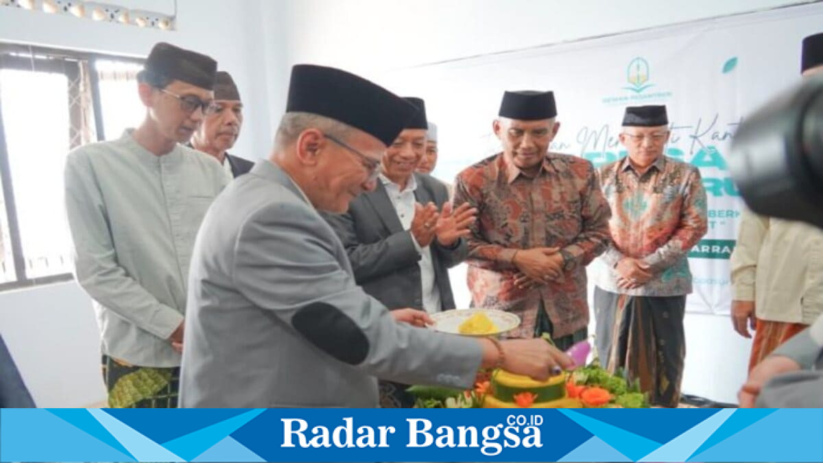 Wakil Bupati Pasuruan meresmikan kantor baru Dewan Pesantren Kabupaten Pasuruan di Jalan Raya Warungdowo, Kecamatan Pohjentrek, Senin (6/7/2026). (Foto Dok Ho/RadarBangsa.co.id)