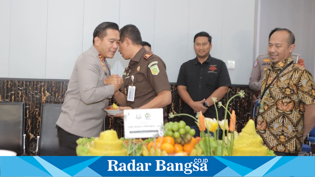 Kapolres Lamongan AKBP Arif Fazlurrahman bersilaturahmi dengan Kajari Lamongan di Kantor Kejaksaan Negeri Lamongan, Rabu (22/7/2026). (Foto Dok Ho/RadarBangsa.co.id)