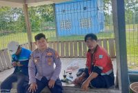 Kapolsek Laren AKP Anang Purwo Widodo memberikan edukasi kepada masyarakat saat patroli Harkamtibmas terkait pencegahan penipuan online, Sabtu (11/7/2026). (Foto Dok Ho/RadarBangsa.co.id)