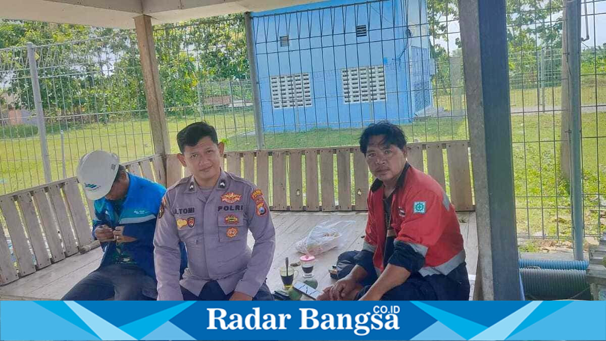 Kapolsek Laren AKP Anang Purwo Widodo memberikan edukasi kepada masyarakat saat patroli Harkamtibmas terkait pencegahan penipuan online, Sabtu (11/7/2026). (Foto Dok Ho/RadarBangsa.co.id)