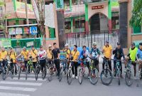 Kapolsek Laren AKP Anang Purwo Widodo bersama anggota Polsek Laren mengikuti Fun Bike dalam rangka Hari Bhayangkara ke-80 di Kabupaten Lamongan, Sabtu (11/7/2026). (Foto Dok Ho/RadarBangsa.co.id)
