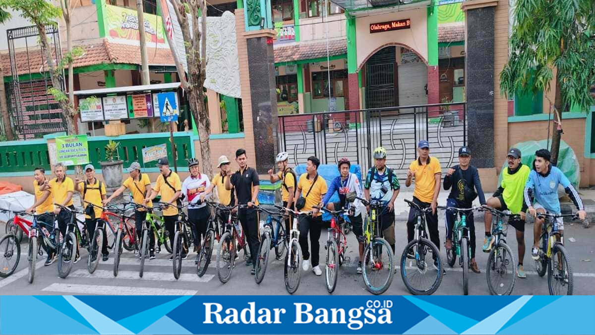 Kapolsek Laren AKP Anang Purwo Widodo bersama anggota Polsek Laren mengikuti Fun Bike dalam rangka Hari Bhayangkara ke-80 di Kabupaten Lamongan, Sabtu (11/7/2026). (Foto Dok Ho/RadarBangsa.co.id)
