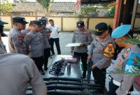 Kapolsek Laren AKP Anang Purwo Widodo melakukan pengecekan senjata api dinas, surat izin penggunaan, dan jumlah amunisi, Kamis (23/7/2026). (Foto Dok Ho/RadarBangsa.co.id)