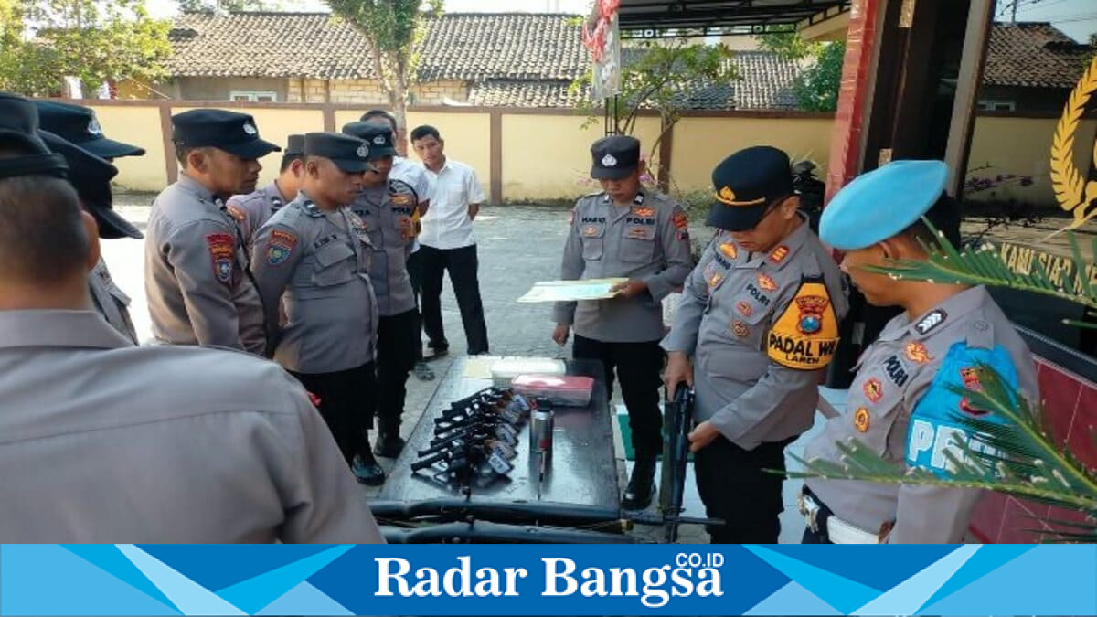 Kapolsek Laren AKP Anang Purwo Widodo melakukan pengecekan senjata api dinas, surat izin penggunaan, dan jumlah amunisi, Kamis (23/7/2026). (Foto Dok Ho/RadarBangsa.co.id)