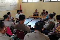 Kapolsek Laren AKP Anang Purwo Widodo, S.H. saat melaksanakan pembinaan dan anev kinerja anggota Polsek Laren, Rabu (22/7/2026). (Foto Dok Ho/RadarBangsa.co.id)