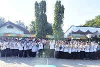 Kapolsek Tikung IPTU Fahrur Rozi memberikan edukasi bahaya bullying dan bijak bermedia sosial kepada peserta MPLS di SMPN 1 Tikung, Lamongan, Rabu (15/7/2026). (Foto Dok Ho/RadarBangsa.co.id)