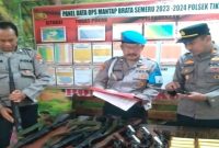 Kapolsek Tikung IPTU Fahrur Rozi memimpin pengecekan senpi dan amunisi di Polsek Tikung, Jumat (24/7/2026). (Foto Dok Ho/RadarBangsa.co.id)
