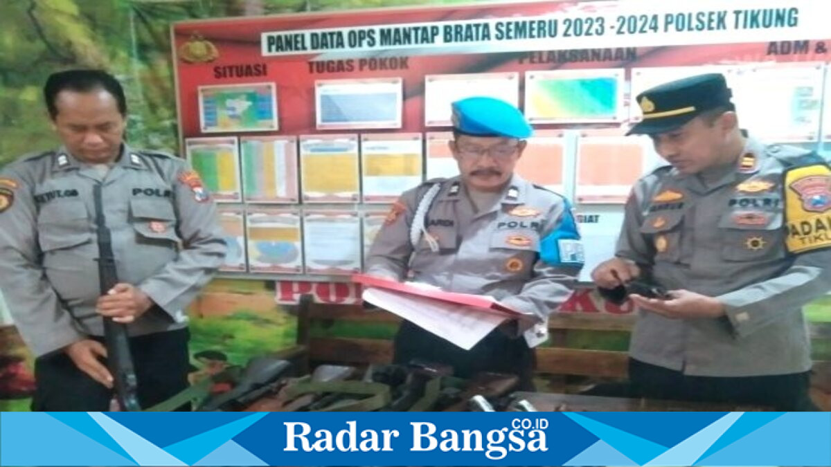 Kapolsek Tikung IPTU Fahrur Rozi memimpin pengecekan senpi dan amunisi di Polsek Tikung, Jumat (24/7/2026). (Foto Dok Ho/RadarBangsa.co.id)