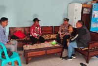 Kapolsek Tikung bersama Kasi Pol PP dan pemerintah Desa Tambakrigadung menggelar koordinasi pencegahan tindak pidana 3C di Balai Desa Tambakrigadung, Jumat (10/7/2026). (Foto Dok Ho/RadarBangsa.co.id)