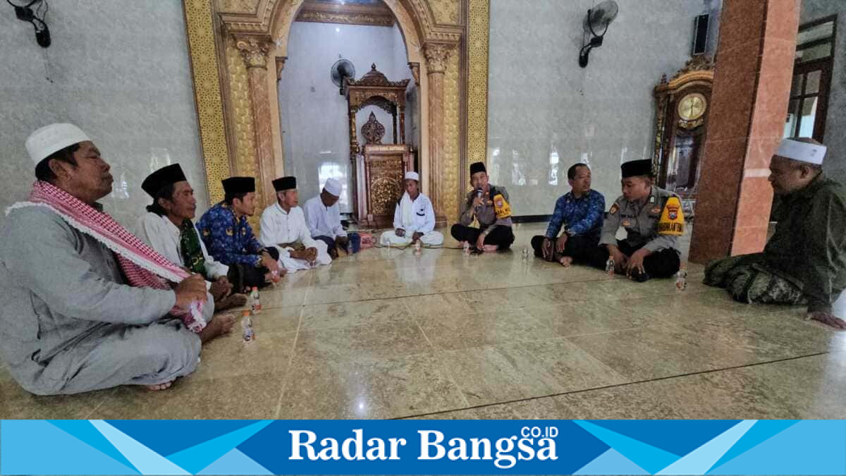 Kapolsek Tikung IPTU Fahrur Rozi saat kegiatan Jumat Keliling bersama tokoh agama di Masjid Darull Muttaqin, Jumat (17/7/2026). (Foto Dok Ho/RadarBangsa.co.id)