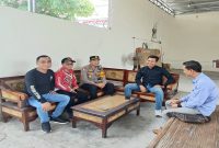 Kapolsek Tikung bersama tokoh pemuda, pemerintah desa, dan unsur terkait berdialog memperkuat sinergi menjaga Kamtibmas di Desa Tambakrigadung, Lamongan, Kamis (10/7/2026). (Foto Dok Ho/RadarBangsa.co.id)
