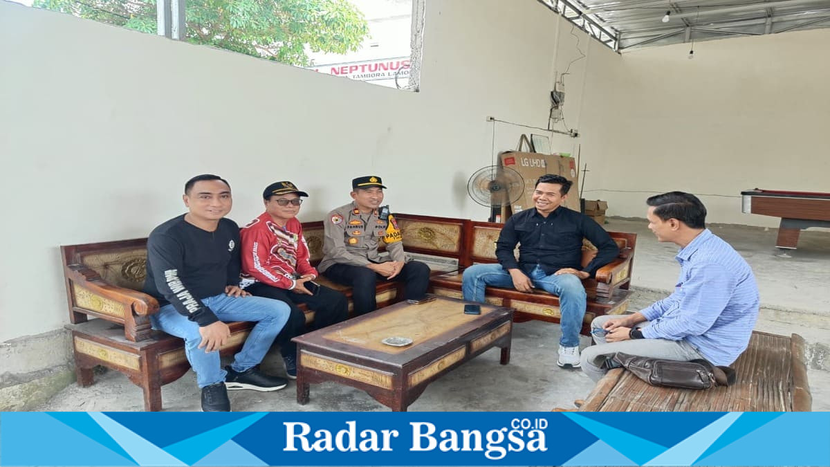 Kapolsek Tikung bersama tokoh pemuda, pemerintah desa, dan unsur terkait berdialog memperkuat sinergi menjaga Kamtibmas di Desa Tambakrigadung, Lamongan, Kamis (10/7/2026). (Foto Dok Ho/RadarBangsa.co.id)