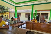 Kapolsek Tikung dan perangkat Desa Wonokromo menggelar koordinasi keamanan di Balai Desa Wonokromo, Jumat (17/7/2026). (Foto Dok Ho/RadarBangsa.co.id)