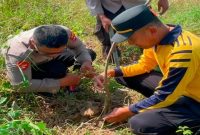 Kapolsek Tikung IPTU Fahrur Rozi bersama anggota melaksanakan penanaman pohon di halaman Mapolsek Tikung, Jumat (3/7/2026), dalam rangka memperingati Hari Bhayangkara ke-80. (Foto Dok Ho/RadarBangsa.co.id)