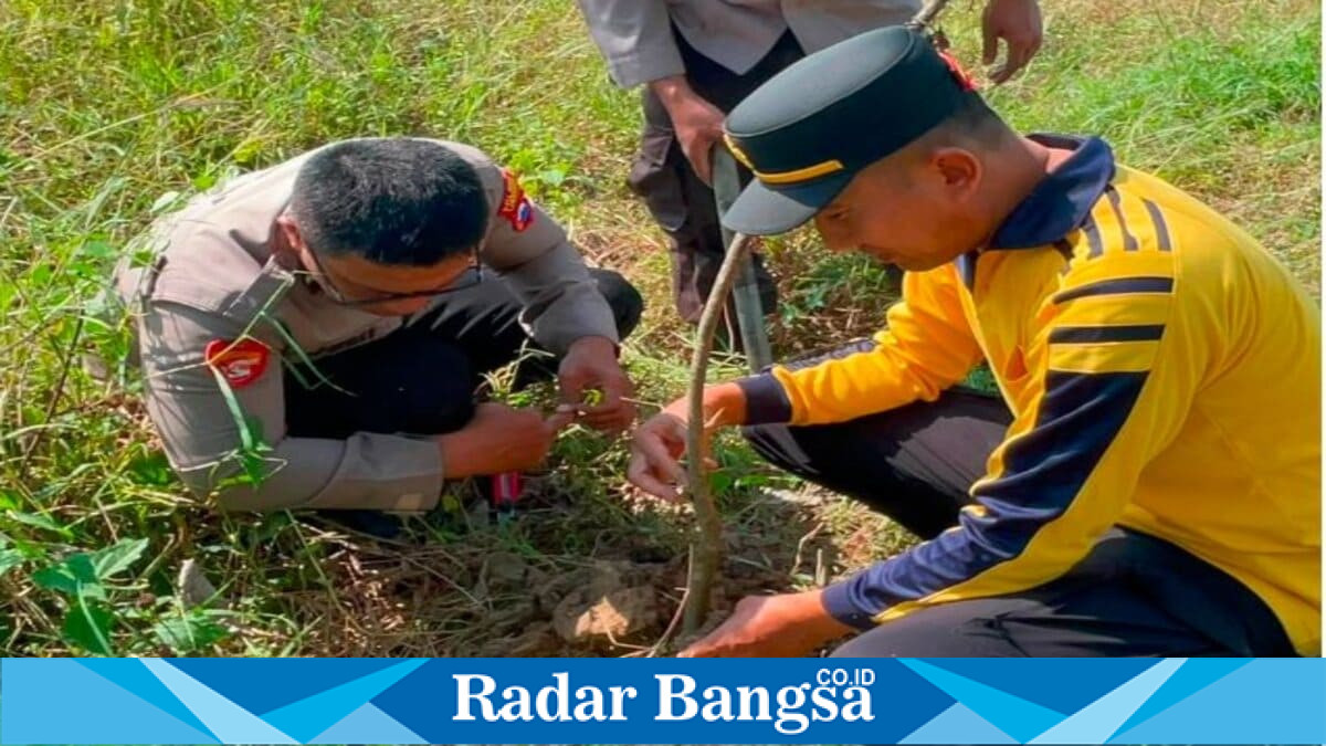 Kapolsek Tikung IPTU Fahrur Rozi bersama anggota melaksanakan penanaman pohon di halaman Mapolsek Tikung, Jumat (3/7/2026), dalam rangka memperingati Hari Bhayangkara ke-80. (Foto Dok Ho/RadarBangsa.co.id)