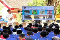 Kasat Resnarkoba Polres Lamongan AKP Tulus Haryanto, S.E., M.H., memberikan edukasi bahaya narkoba kepada sekitar 300 pelajar SMAN 1 Ngimbang, Kamis (24/7/2026). (Foto Dok Ho/RadarBangsa.co.id)