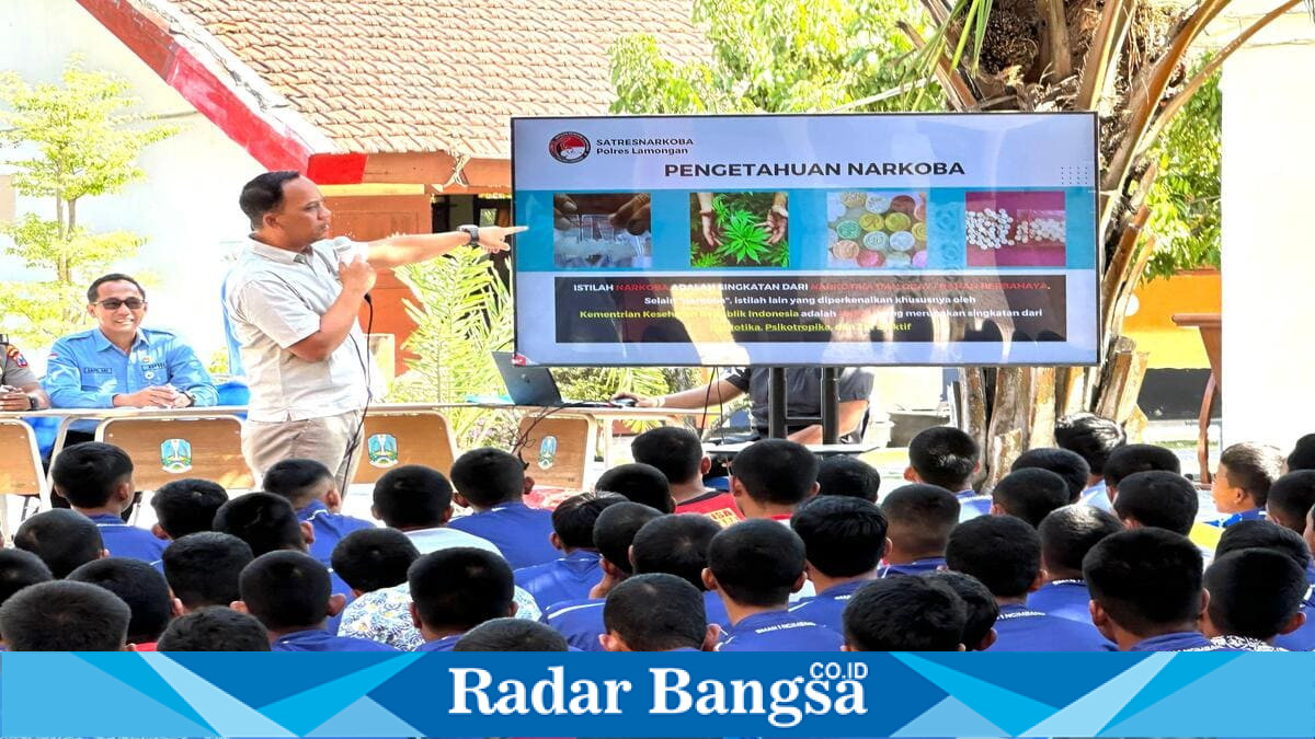 Kasat Resnarkoba Polres Lamongan AKP Tulus Haryanto, S.E., M.H., memberikan edukasi bahaya narkoba kepada sekitar 300 pelajar SMAN 1 Ngimbang, Kamis (24/7/2026). (Foto Dok Ho/RadarBangsa.co.id)