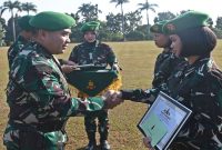 Kasdam IV/Diponegoro Brigjen TNI Mohammad Andhy Kusuma menyerahkan penghargaan kepada atlet PSM berprestasi usai Upacara 17-an, Jumat (17/7/2026). (Foto Dok Ho/RadarBangsa.co.id)