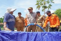 Bupati Lamongan Yuhronur Efendi menyalurkan air bersih di Dusun Walangkopo, Desa Kedungkumpul, Kecamatan Sarirejo, Selasa (28/7). (Foto Dok Ho/RadarBangsa.co.id)