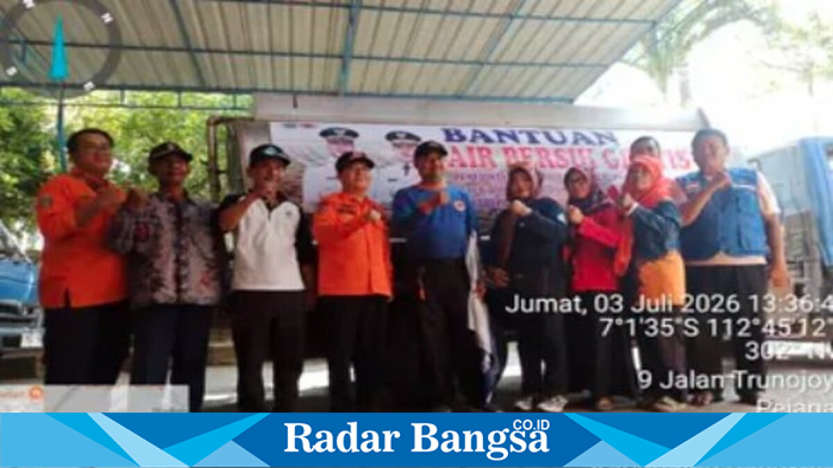BPBD Bangkalan melepas tiga mobil tangki pengangkut bantuan air bersih menuju Desa Padurungan dan Desa Pangeleyan, Kecamatan Tanah Merah, Jumat (3/7/2026). (Foto Dok Ho/RadarBangsa.co.id)
