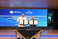 Sekjen Kemnaker Cris Kuntadi dan Dirut bank bjb Ayi Subarna menandatangani kesepahaman kerja sama di Bandung, Jumat (10/7/2026). (Foto Dok Ho/RadarBangsa.co.id)