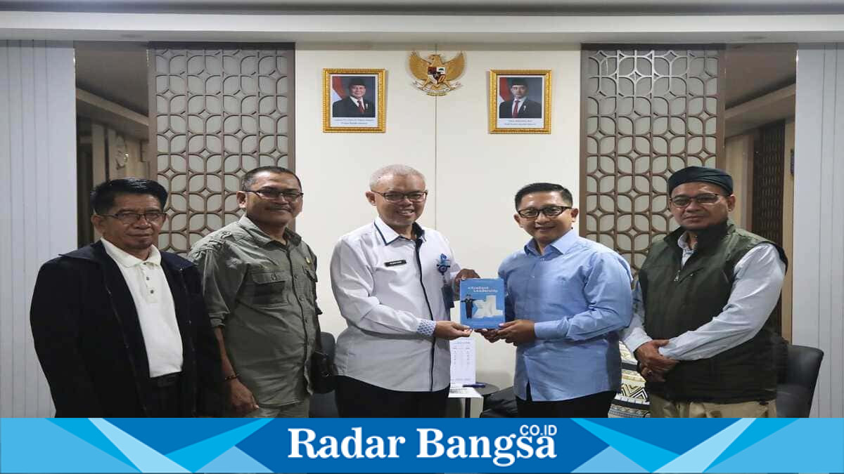Sekjen Kemnaker Cris Kuntadi menerima audiensi pimpinan GERTANUSA Foundation untuk menjajaki kolaborasi pengembangan SDM di Jakarta, Senin (6/7/2026). (Foto Dok Ho/RadarBangsa.co.id)