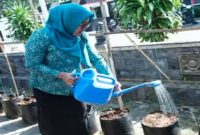 Ketua TP PKK Bangkalan menebar benih ikan dan menanam melon di Pendopo Agung Bangkalan, Jumat (24/7/2026). (Foto Dok Ho/RadarBangsa.co.id)