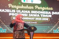 Gubernur Khofifah Indar Parawansa menghadiri Pengukuhan Pengurus MUI Jawa Timur Masa Khidmat 2025–2030 di Gedung Negara Grahadi, Surabaya, Minggu (12/7). (Foto Dok Ho/RadarBangsa.co.id)