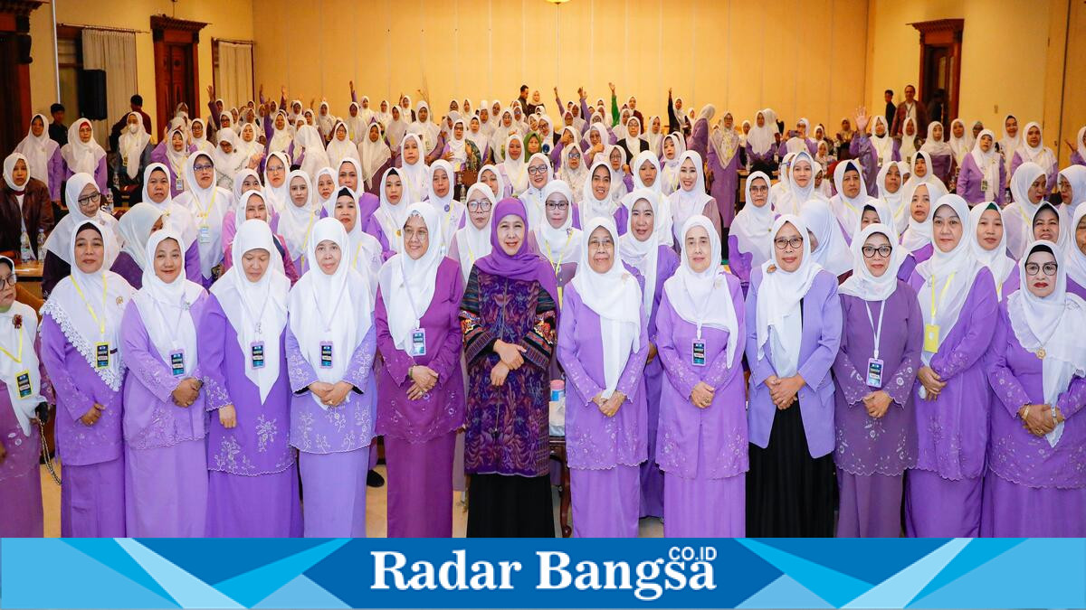 Ketua Umum Dewan Pembina PP Muslimat NU Khofifah Indar Parawansa saat menyampaikan arahan dalam Silaturahim HIDMAT dan IHM NU Jawa Timur di Kota Batu, Sabtu (11/7). (Foto Dok Ho/RadarBangsa.co.id)