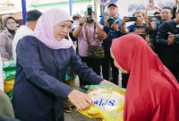 Gubernur Jawa Timur Khofifah Indar Parawansa meninjau Pasar Murah di Desa Bulukandang, Kecamatan Prigen, Kabupaten Pasuruan, Minggu (5/7/2026), sekaligus menyerahkan bantuan pangan kepada kelompok rentan. (Foto Dok Ho/RadarBangsa.co.id)