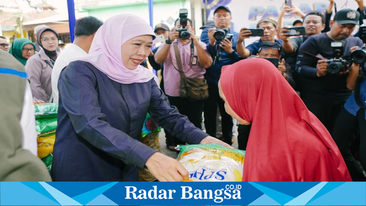Gubernur Jawa Timur Khofifah Indar Parawansa meninjau Pasar Murah di Desa Bulukandang, Kecamatan Prigen, Kabupaten Pasuruan, Minggu (5/7/2026), sekaligus menyerahkan bantuan pangan kepada kelompok rentan. (Foto Dok Ho/RadarBangsa.co.id)
