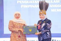 Gubernur Jawa Timur Khofifah Indar Parawansa menutup PKN II Angkatan II Tahun 2026 di Aula BPSDM Jatim, Surabaya, Kamis (2/7), sekaligus menekankan pentingnya kepemimpinan adaptif dan inovatif dalam pelayanan publik. (Foto Dok Ho/RadarBangsa.co.id)
