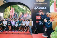 Gubernur Jawa Timur Khofifah Indar Parawansa melepas peserta International Trail Running MANTRA116 2026 di Kaliandra Eco Resort, Prigen, Kabupaten Pasuruan, Minggu (5/7/2026). (Foto Dok Ho/RadarBangsa.co.id)