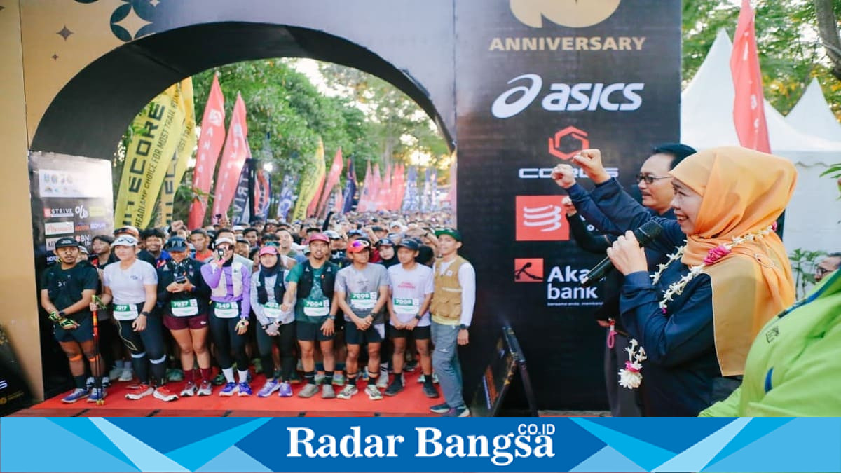 Gubernur Jawa Timur Khofifah Indar Parawansa melepas peserta International Trail Running MANTRA116 2026 di Kaliandra Eco Resort, Prigen, Kabupaten Pasuruan, Minggu (5/7/2026). (Foto Dok Ho/RadarBangsa.co.id)