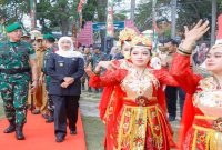 Gubernur Khofifah Indar Parawansa bersama Pangdam V/Brawijaya Mayjen TNI Rudy Saladin melepas Karnaval Budaya Bakti TNI Untuk Negeri di Alun-Alun Bangkalan, Senin (6/7/2026). (Foto Dok Ho/RadarBangsa.co.id)