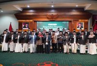 Gubernur Khofifah Indar Parawansa menghadiri pengukuhan Pengurus MUI Jawa Timur Masa Khidmat 2025–2030 di Aula Grahadi, Surabaya, Minggu (12/7/2026). (Foto Dok Ho/RadarBangsa.co.id)