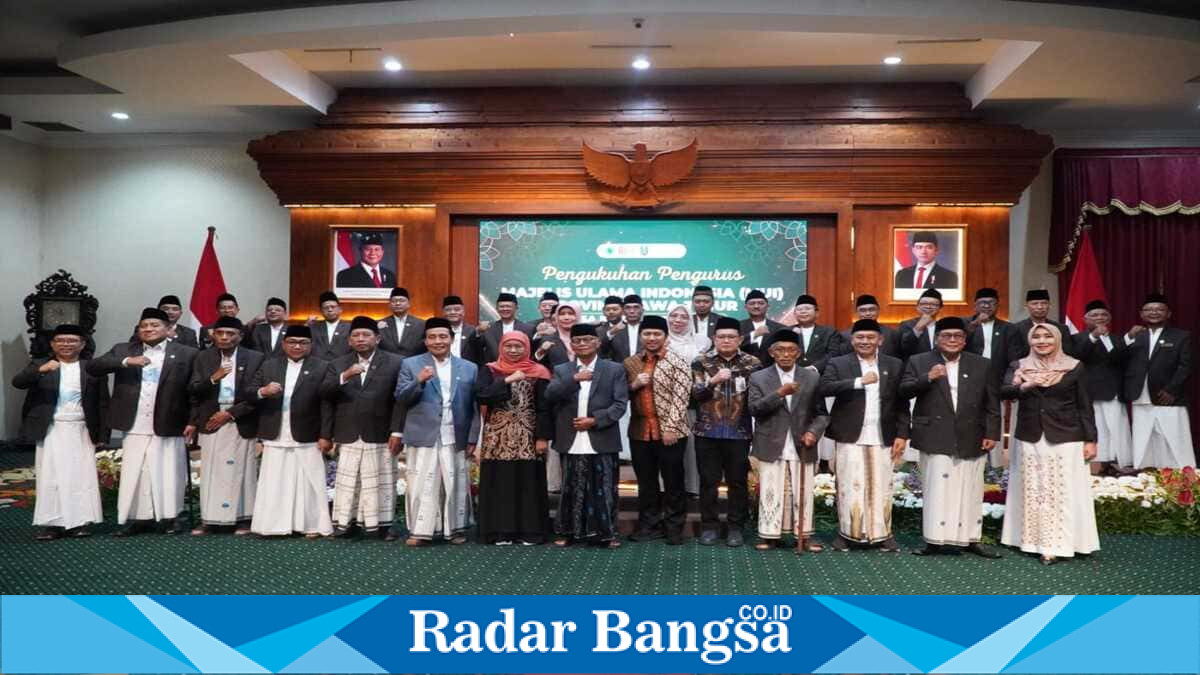 Gubernur Khofifah Indar Parawansa menghadiri pengukuhan Pengurus MUI Jawa Timur Masa Khidmat 2025–2030 di Aula Grahadi, Surabaya, Minggu (12/7/2026). (Foto Dok Ho/RadarBangsa.co.id)
