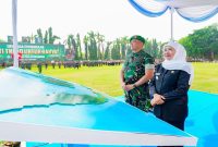 Gubernur Jawa Timur Khofifah Indar Parawansa bersama Pangdam V/Brawijaya Mayjen TNI Rudi Saladin membuka Karya Bakti Skala Besar TNI di Alun-alun Bangkalan, Senin (6/7). (Foto Dok Ho/RadarBangsa.co.id)