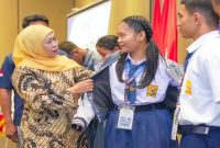 Gubernur Jawa Timur Khofifah Indar Parawansa memberikan pembekalan kepada 120 peserta Program ADEM Repatriasi 2026 di Sidoarjo, Kamis, 2 Juli 2026. (Foto Dok Ho/RadarBangsa.co.id)