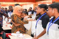 Gubernur Khofifah Indar Parawansa memberikan pembekalan kepada peserta Program ADEM Papua 2026 di Hotel Aria Gajayana, Kota Malang, Sabtu (11/7/2026). (Foto Dok Ho/RadarBangsa.co.id)