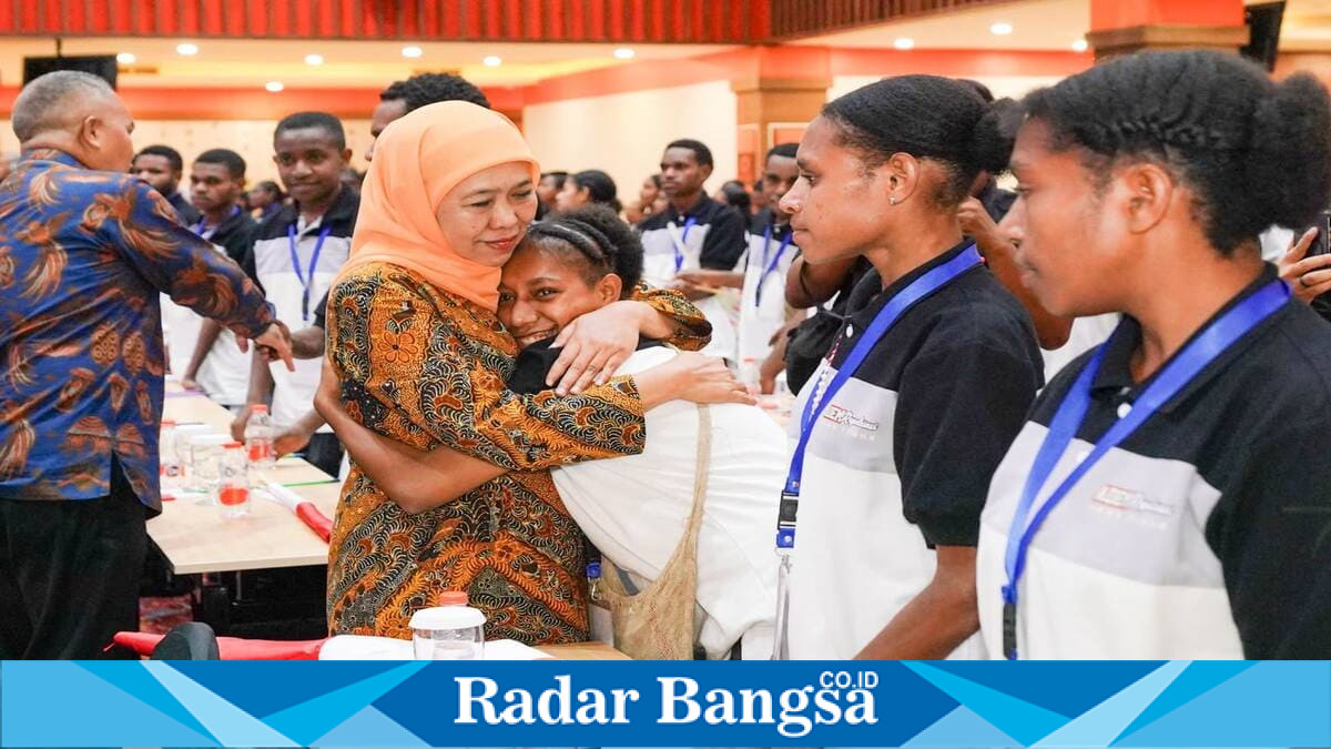 Gubernur Khofifah Indar Parawansa memberikan pembekalan kepada peserta Program ADEM Papua 2026 di Hotel Aria Gajayana, Kota Malang, Sabtu (11/7/2026). (Foto Dok Ho/RadarBangsa.co.id)