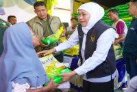 Gubernur Jawa Timur Khofifah Indar Parawansa saat meninjau Pasar Murah ke-84 di Kecamatan Larangan, Kabupaten Pamekasan, Minggu (19/7). (Foto Dok Ho/RadarBangsa.co.id)
