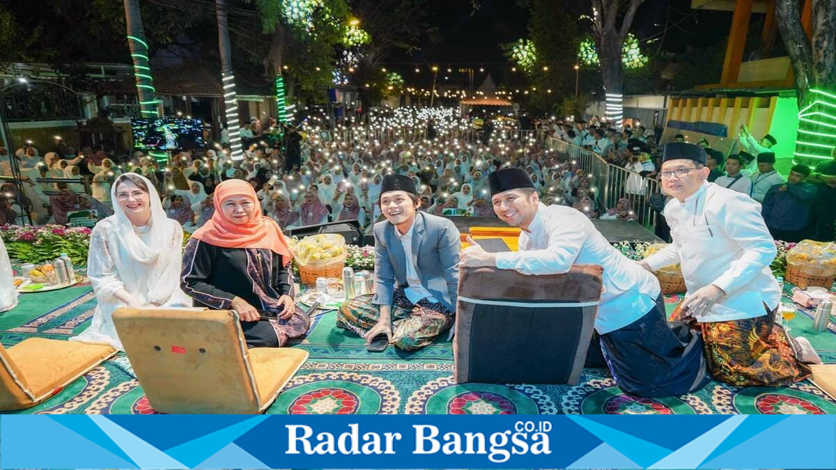 Gubernur Khofifah Indar Parawansa menghadiri majelis sholawat bersama Gus Iqdam di Jemursari, Surabaya, Minggu (12/7/2026). (Foto Dok Ho/RadarBangsa.co.id)