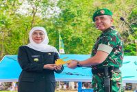 Gubernur Jawa Timur Khofifah Indar Parawansa bersama Pangdam V/Brawijaya Mayjen TNI Rudi Saladin membuka Karya Bakti Skala Besar TNI di Alun-Alun Bangkalan, Senin (6/7). (Foto Dok Ho/RadarBangsa.co.id)