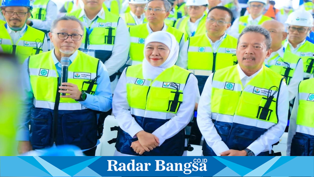 Gubernur Jawa Timur Khofifah Indar Parawansa mendampingi Menko Pangan Zulkifli Hasan menghadiri GSPI ASRI 2026 di Dermaga C PT Petrokimia Gresik, Rabu (15/7). (Foto Dok Ho/RadarBangsa.co.id)