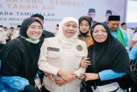 Gubernur Jawa Timur Khofifah Indar Parawansa bersama Menteri Haji dan Umrah RI Mochamad Irfan Yusuf menyambut kepulangan kloter terakhir haji Debarkasi Surabaya musim 1447 H/2026 M di Asrama Haji Surabaya, Rabu (1/7). (Foto Dok Ho/RadarBangsa.co.id)
