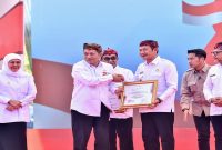 Bupati Lamongan Yuhronur Efendi menerima penghargaan Pembina Koperasi Andalan Jawa Timur 2026 pada peringatan Hari Koperasi ke-79 di Pamekasan, Selasa (21/7). (Foto Dok Ho/RadarBangsa.co.id)